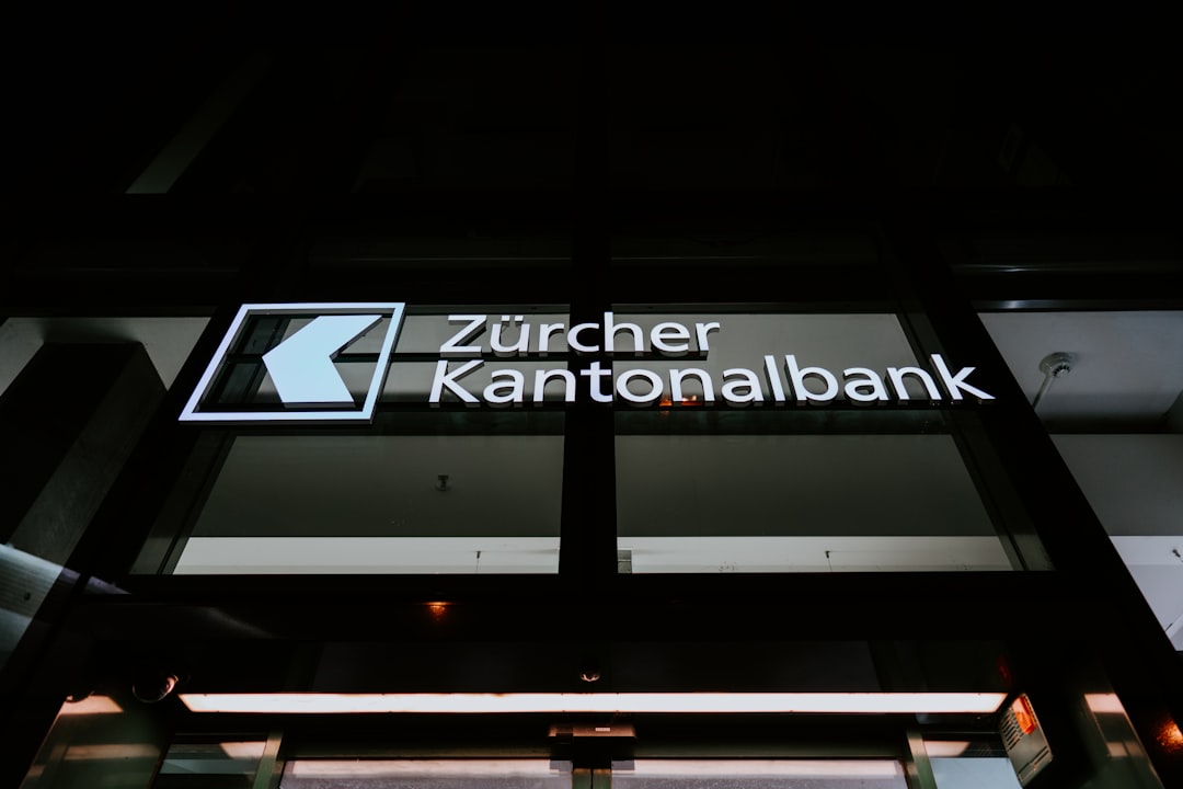 a-building-with-a-sign-that-reads-zurcher-kanntonalbank-o32eog3pn8m